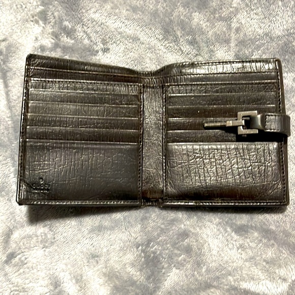 Authentic Gucci pushlock piston wallet. Preloved, fair condition. - Picture 2 of 6